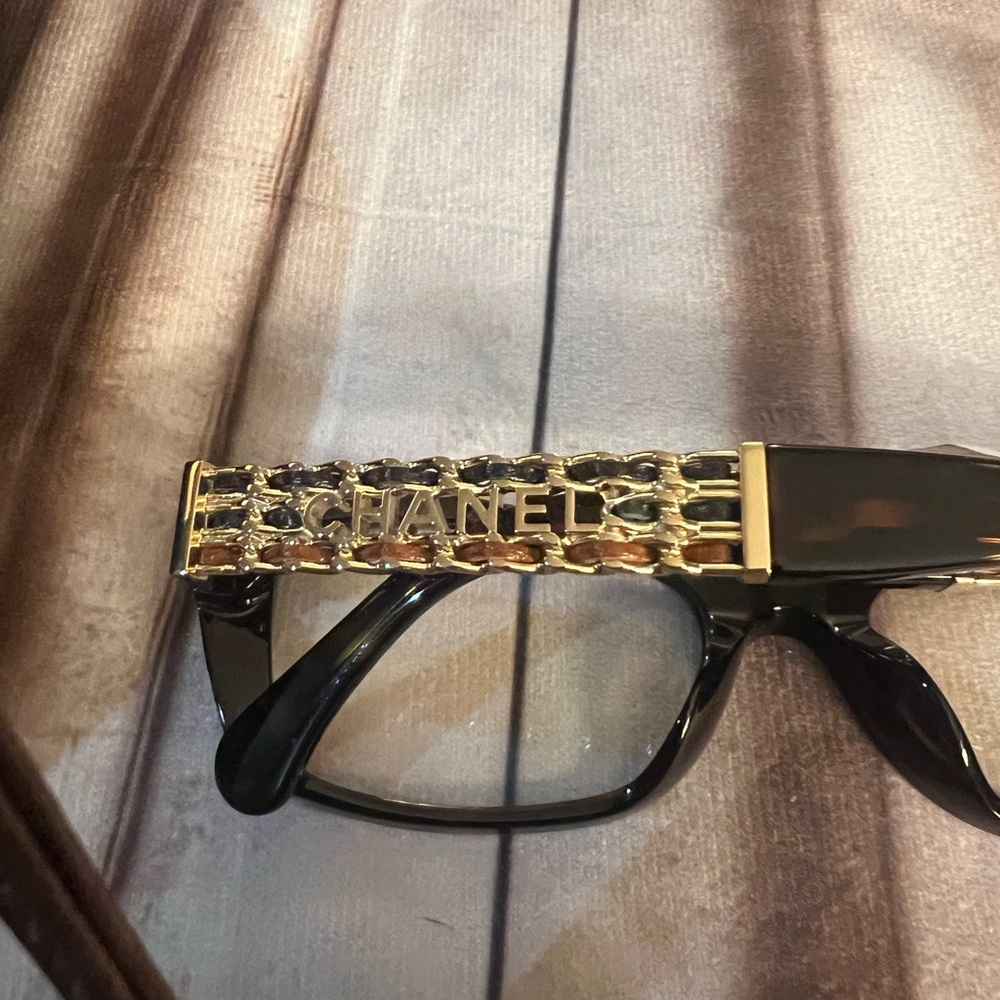 CHANEL Black and Gold Logo Chain-Detail Eyewear - Picture 3 of 3